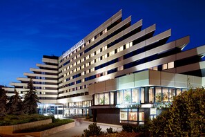 Fachada de la propiedad por la tarde o noche