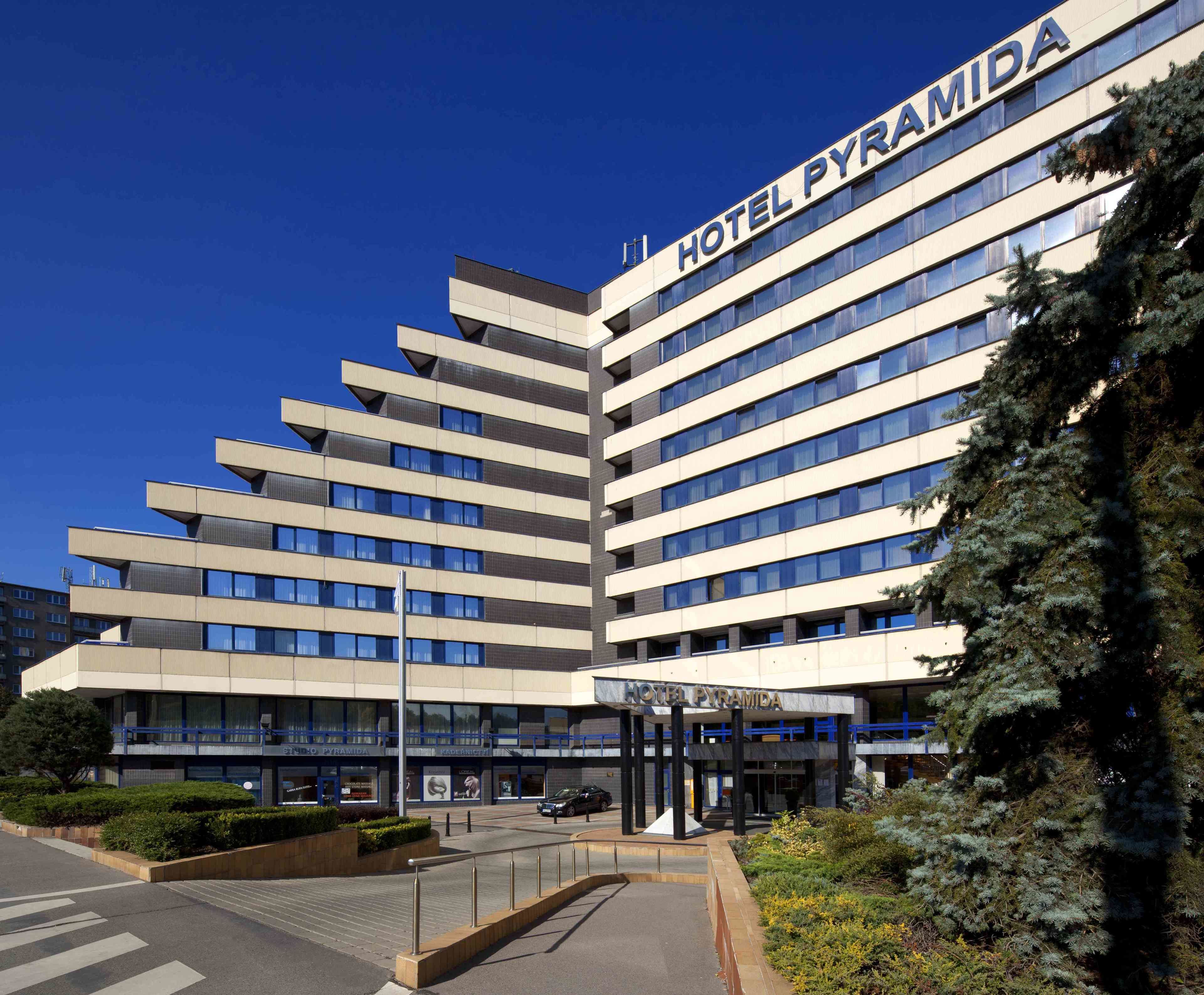 Un edificio moderno di un hotel con un cartello ben visibile che riporta la scritta 'HOTEL PYRAMIDA'.