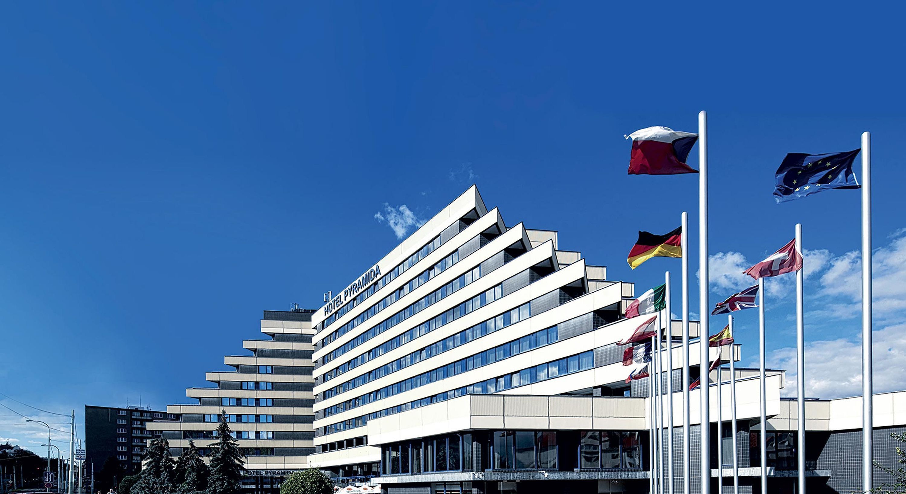 Ein modernes Hotelgebäude mit mehreren Etagen und einer auffälligen Schilderung.