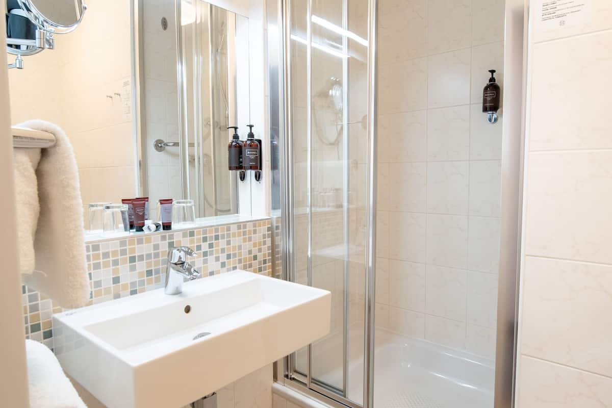 Douche, articles de toilette (gratuits), séchoir à cheveux