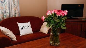 Deluxe-studiosuite | Allergivenligt sengetøj, minibar, pengeskab på værelset, skrivebord