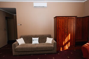 Deluxe Studio Suite | Hypo-allergenic bedding, minibar, in-room safe, desk