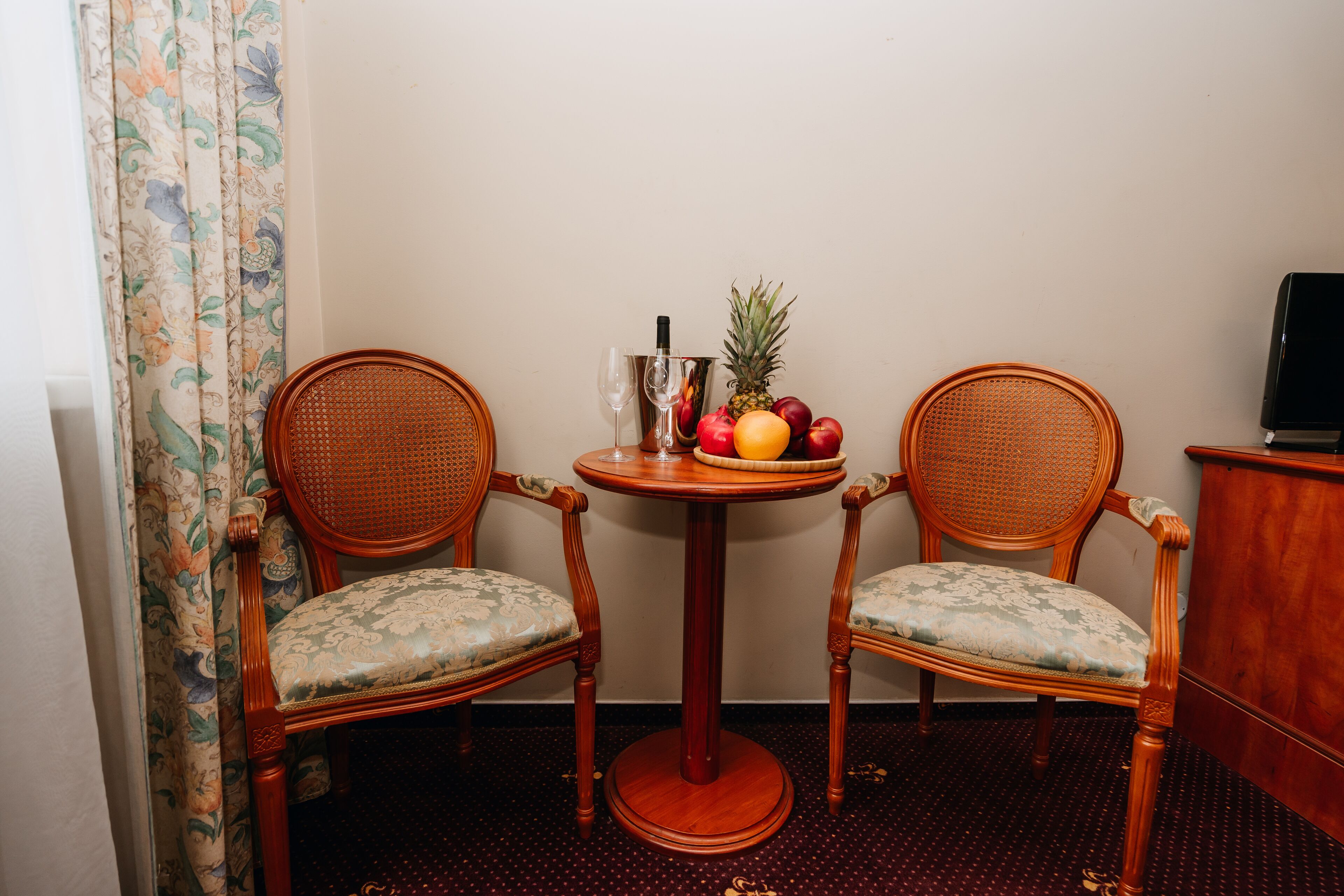 Standardværelse til 3 personer | Allergivenligt sengetøj, minibar, pengeskab på værelset, skrivebord