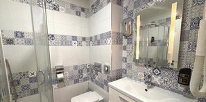 Artículos de higiene personal gratuitos, secador de pelo y toallas