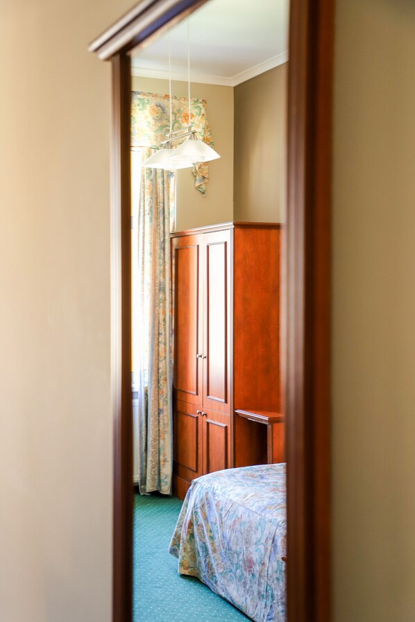 Quarto solteiro standard | Roupas de cama antialérgicas, frigobar, cofres nos quartos, escrivaninha