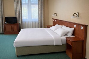 Deluxe-Studiosuite | Allergikerbettwaren, Minibar, Zimmersafe, Schreibtisch