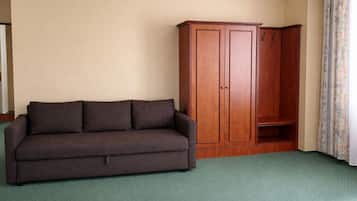 Deluxe studio suite | Woonruimte | Een 50-cm televisie met satellietzenders