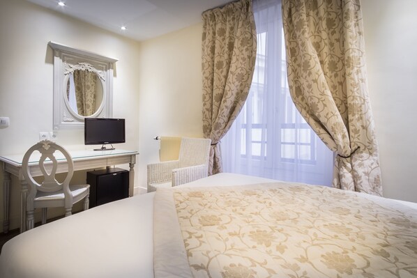 Comfort Double Room | Minibar, in-room safe, individually decorated, individually furnished