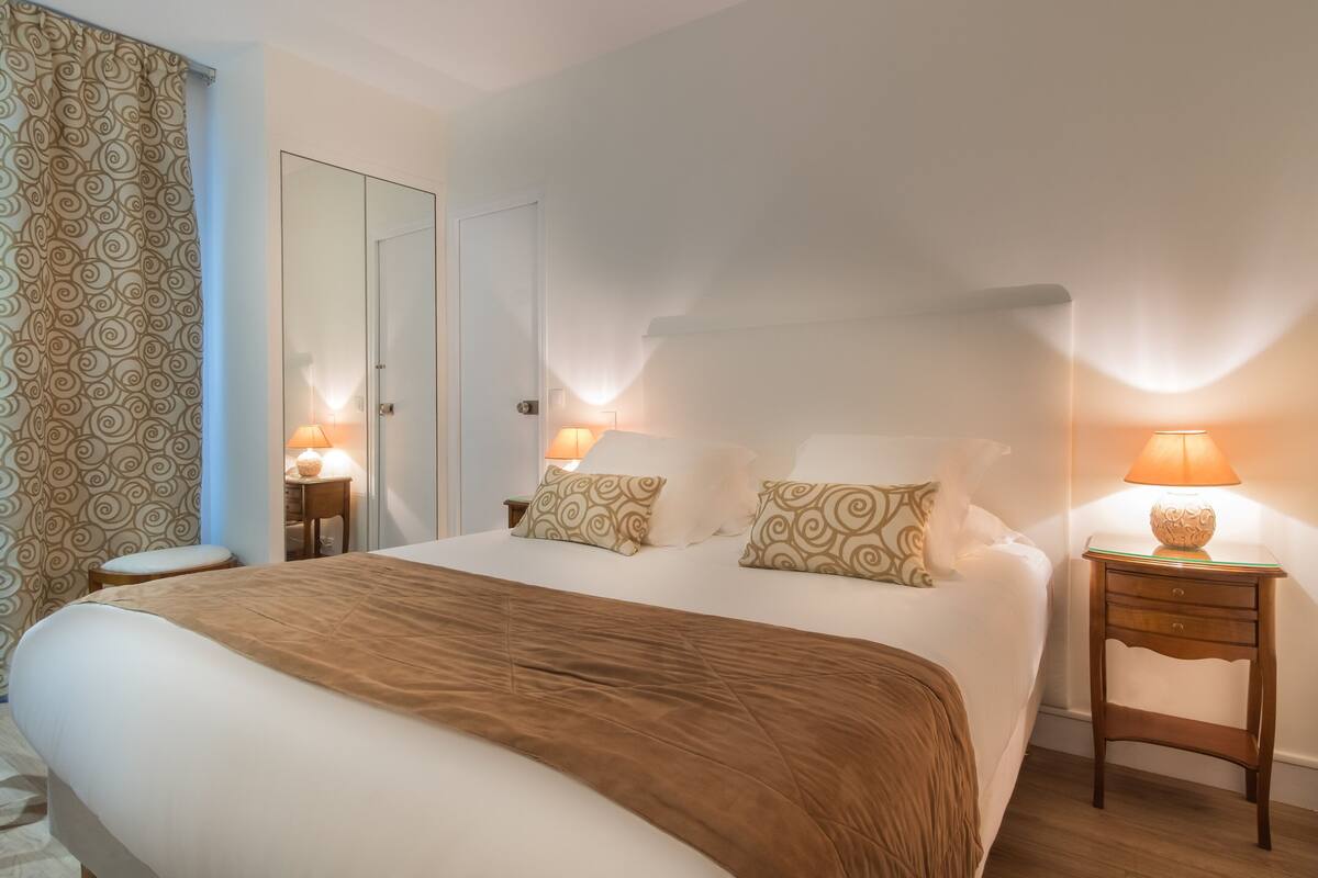 Una camera da letto con un letto, comodini e un armadio.