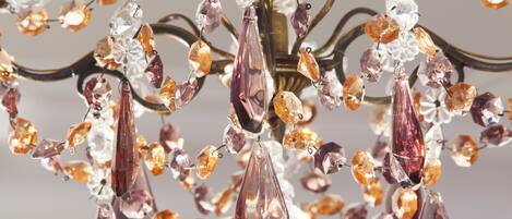 Um candelabro com vários elementos de cristal e vidro.