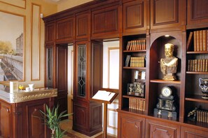 Lobby lounge
