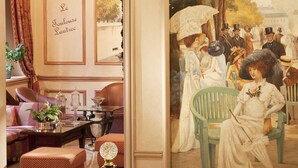 A room with a sofa, a table with a vase, and a chair. - Hôtel & Spa Saint Jacques (Paris)