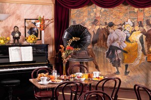 Desayuno buffet (EUR 18 por persona)