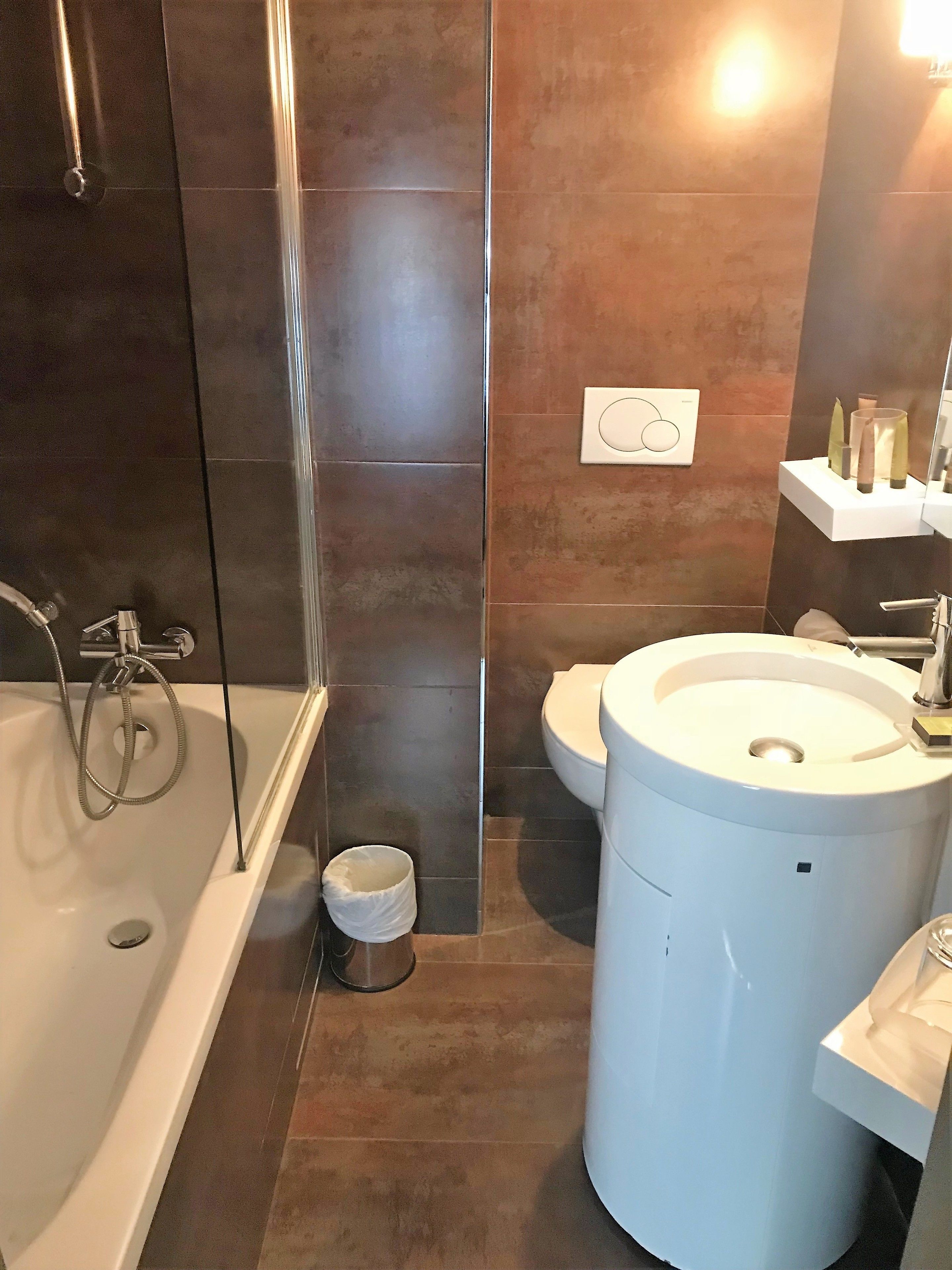 standard double room | bathroom | free toiletries, hair dryer, towels