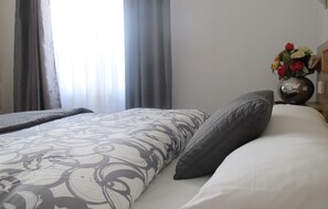 Select Comfort beds, desk, soundproofing, iron/ironing board - Hôtel Cosy Monceau (Paris)