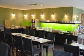 Desayuno buffet (EUR 12 por persona) 