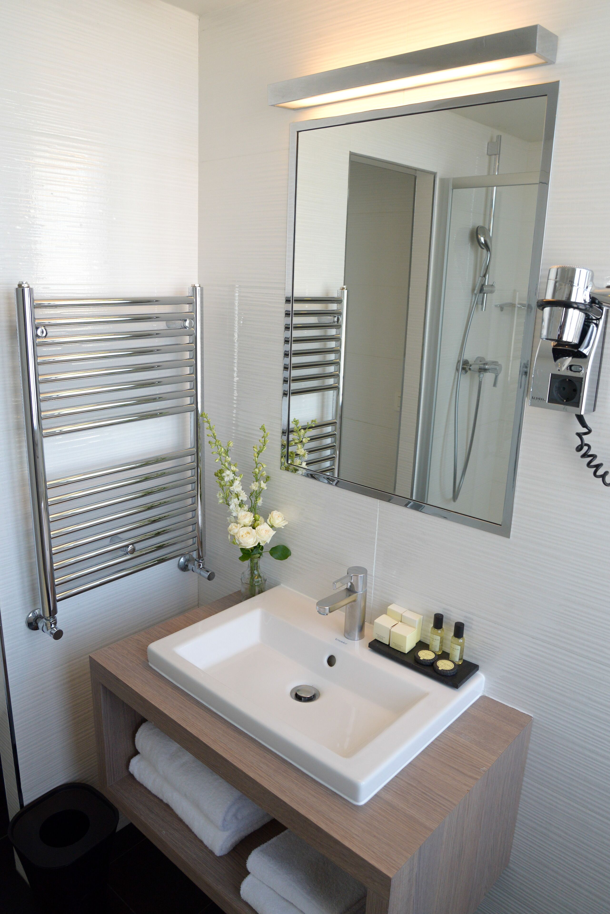 select comfort beds, minibar, in-room safe, desk