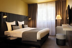 Deluxe tweepersoonskamer | Een minibar, een kluis op de kamer, een bureau, geluiddichte muren