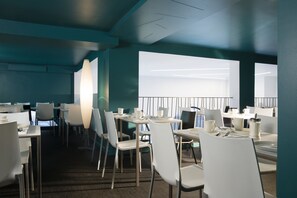 Café da manhã com buffet todos os dias mediante uma taxa