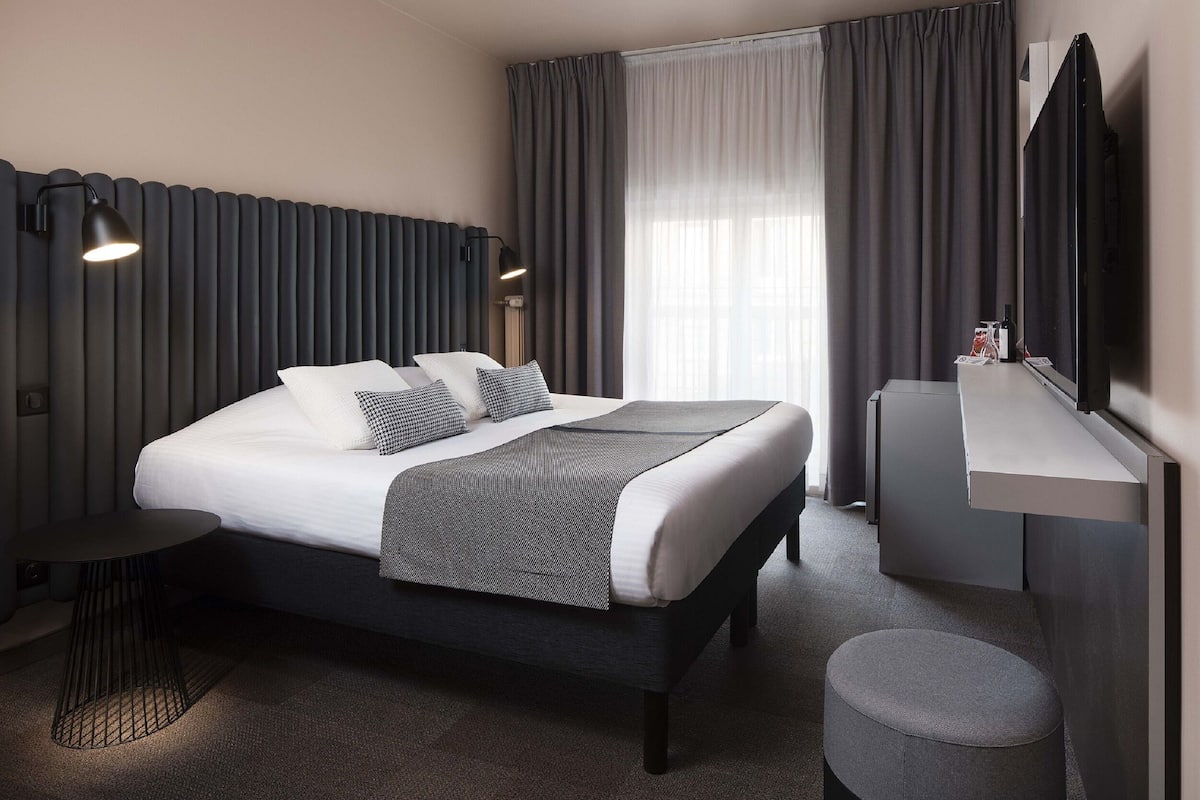 迷你吧、客房内保险箱、办公桌、隔音