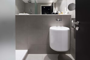 Douche, articles de toilette gratuits, sèche-cheveux