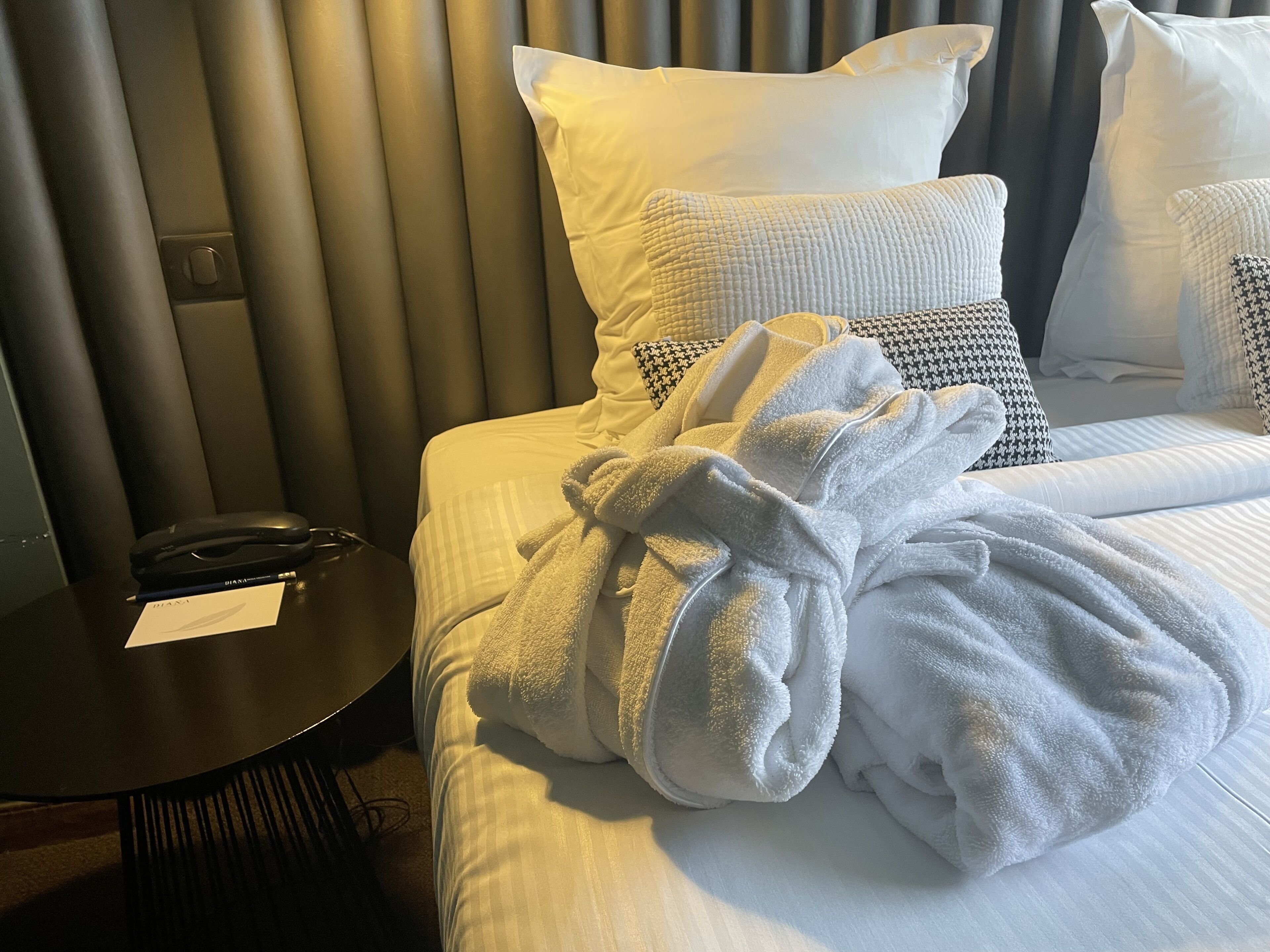deluxe double room | minibar, in-room safe, desk, soundproofing