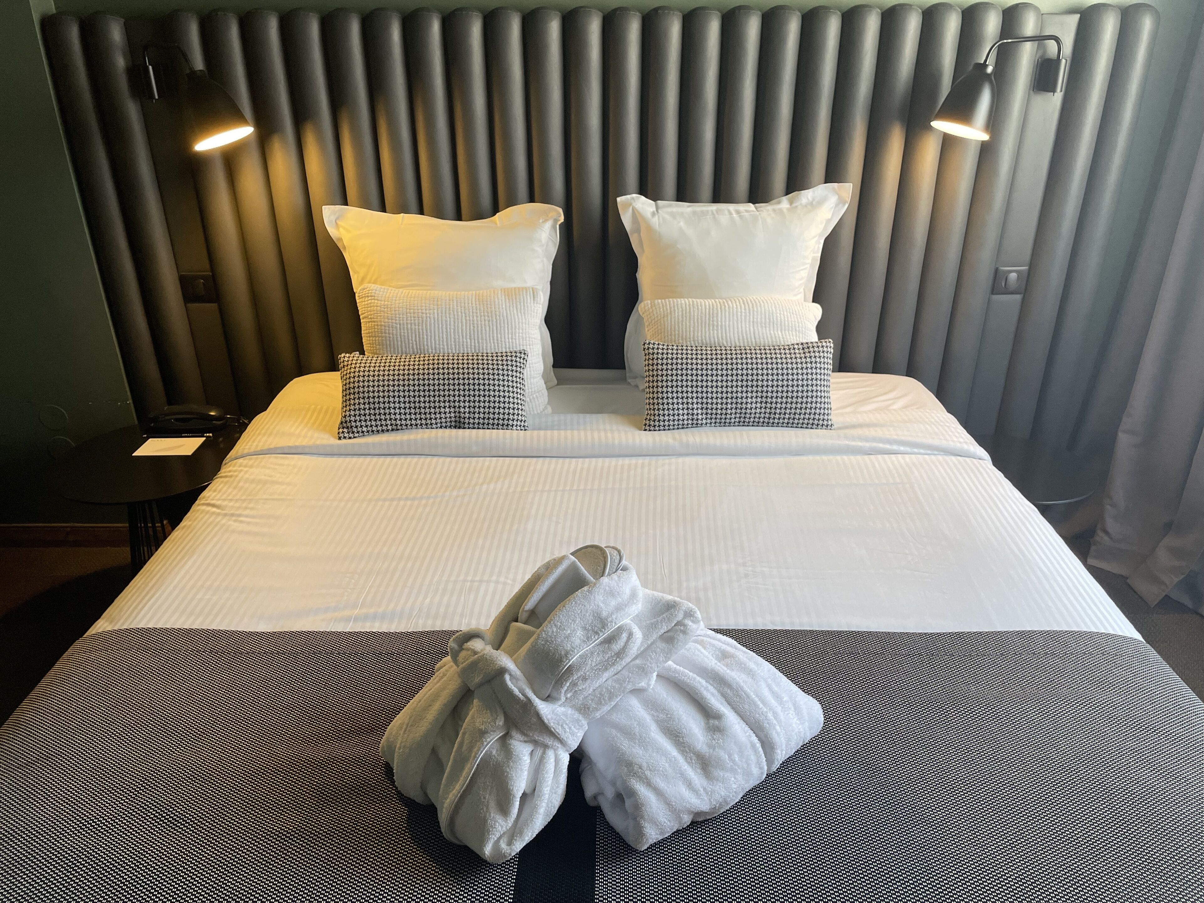deluxe double room | minibar, in-room safe, desk, soundproofing