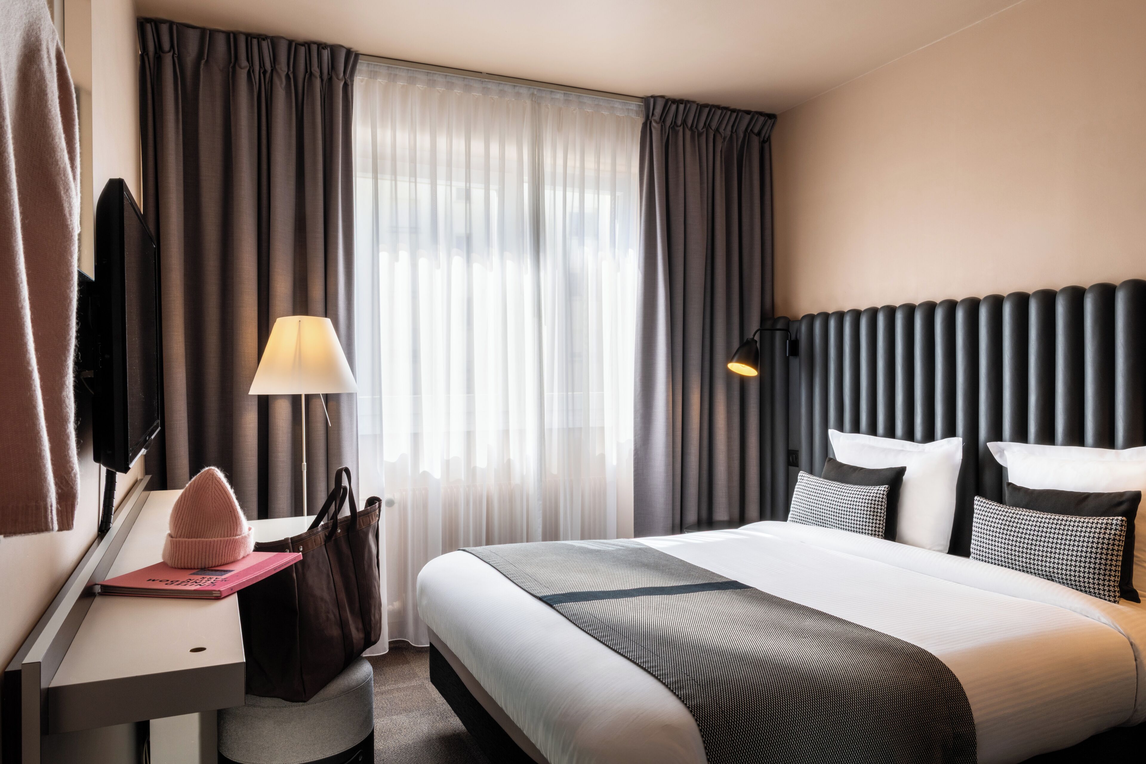 Standaard kamer | Een minibar, een kluis op de kamer, een bureau, geluiddichte muren