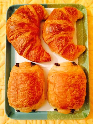 Four croissants on a tray. - Hotel Festival (Cannes)