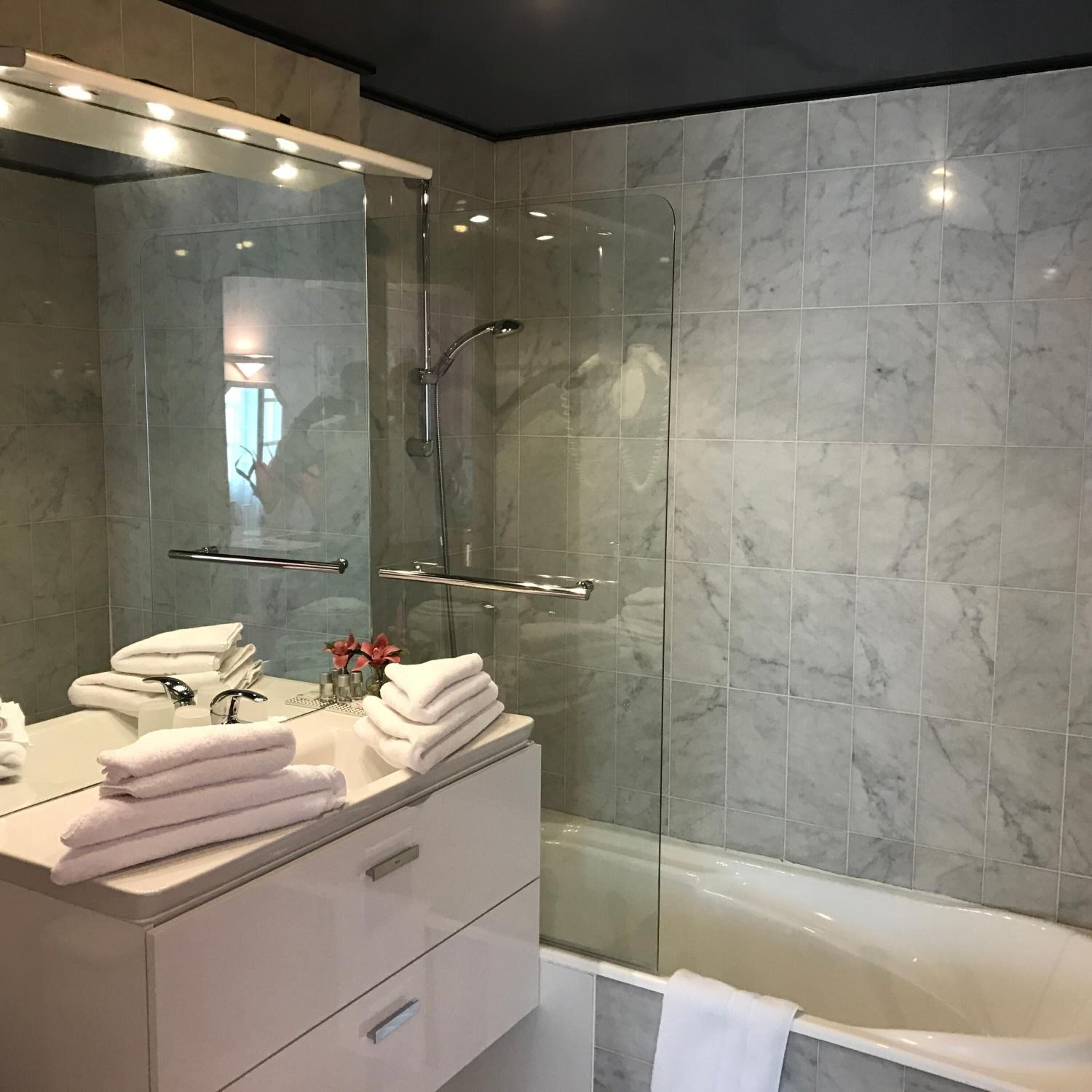 bathtub, rainfall showerhead, free toiletries, hair dryer