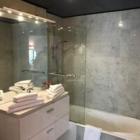 Baignoire, douche à « effet pluie », articles de toilette gratuits