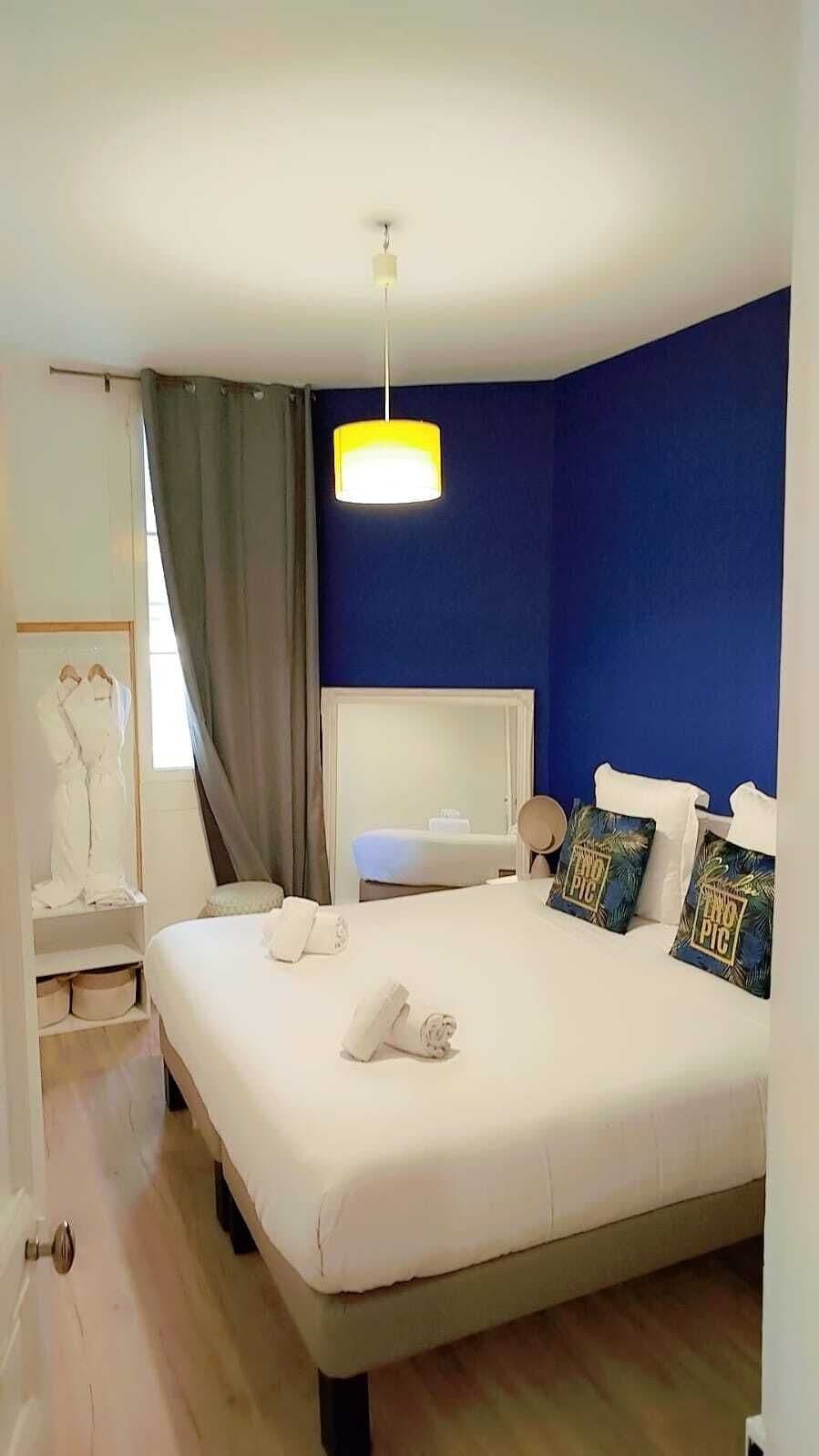 Apartemen Comfort | Seprai premium, busa memori, brankas, dan didekorasi berbeda-beda