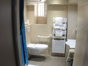 Doppel- oder Zweibettzimmer, Erdgeschoss | Badezimmer | Dusche, kostenlose Toilettenartikel, Haartrockner, Handtücher