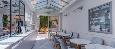 Petit déjeuner buffet servi tous les jours en supplément