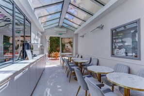 Daily buffet breakfast for a fee - Hotel de la Fontaine (Nice)