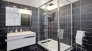 4th floor apartment without elevator. | Bathroom | Free toiletries, hair dryer, towels, soap