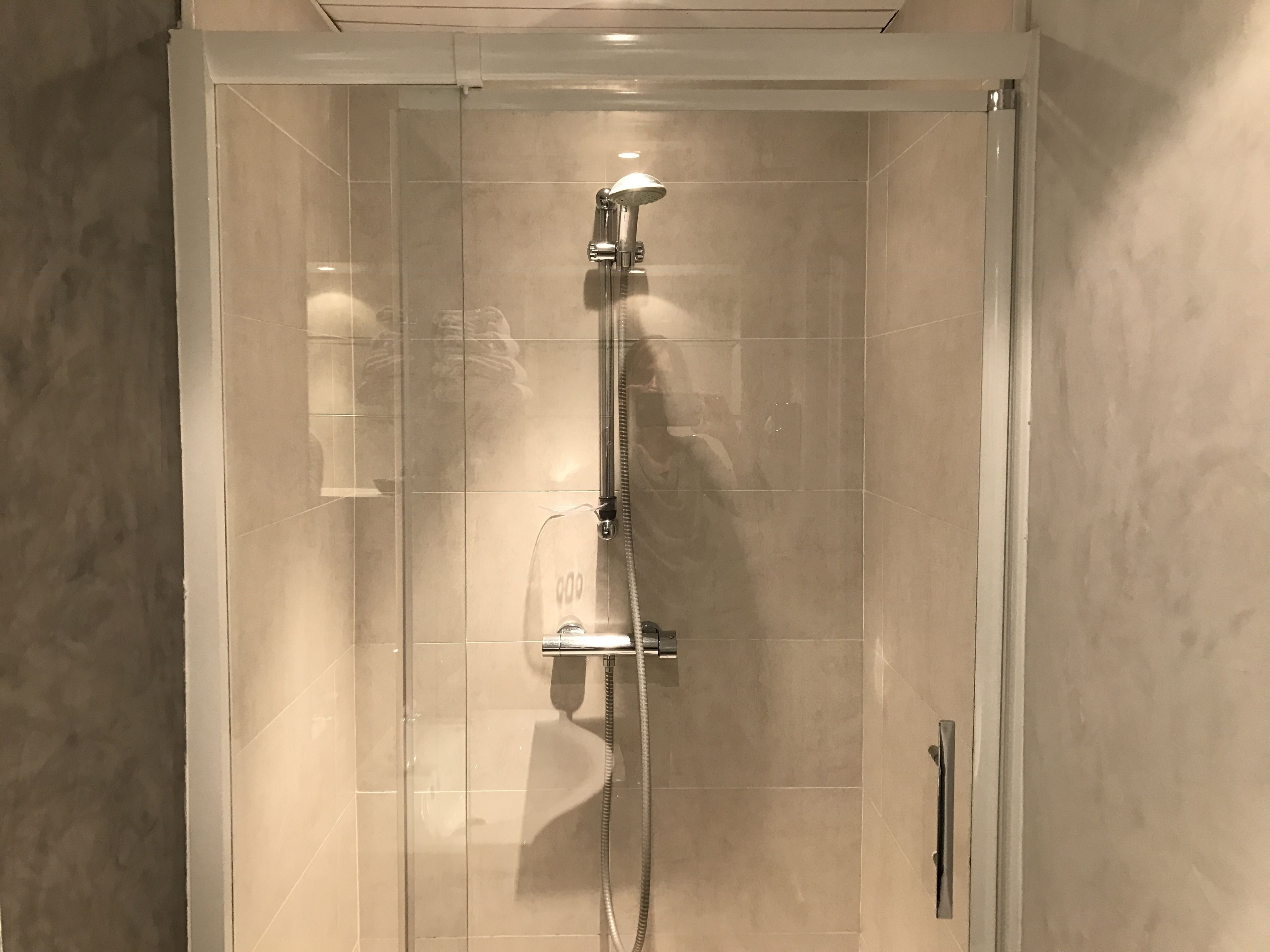 standard double or twin room, garden level | bathroom shower