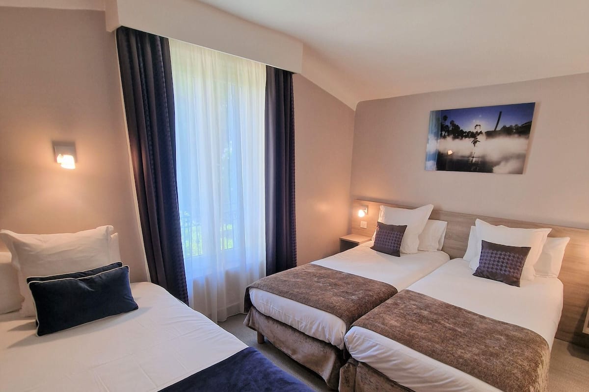 Superior-Dreibettzimmer | Hochwertige Bettwaren, Betten mit Memory-Foam-Matratzen, Zimmersafe