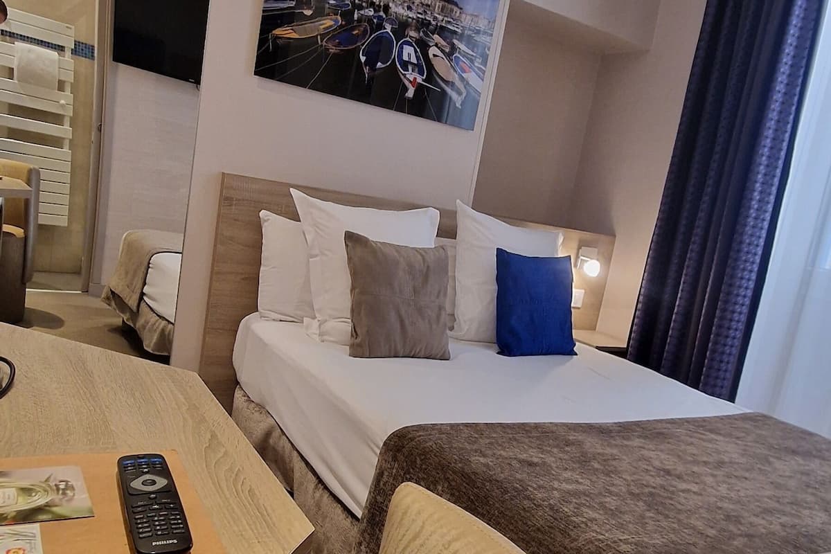 Single Room | Premium bedding, memory foam beds, in-room safe, blackout drapes