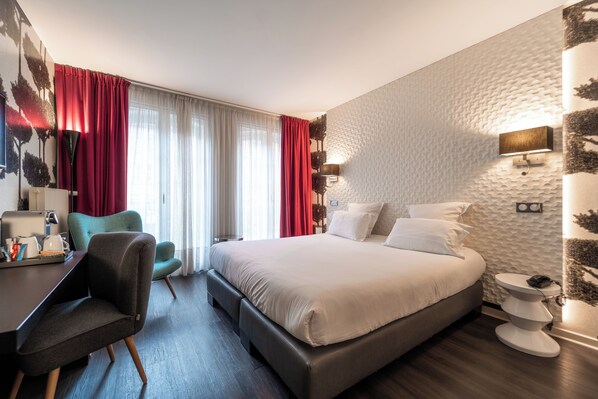 Premium bedding, in-room safe, blackout curtains, soundproofing