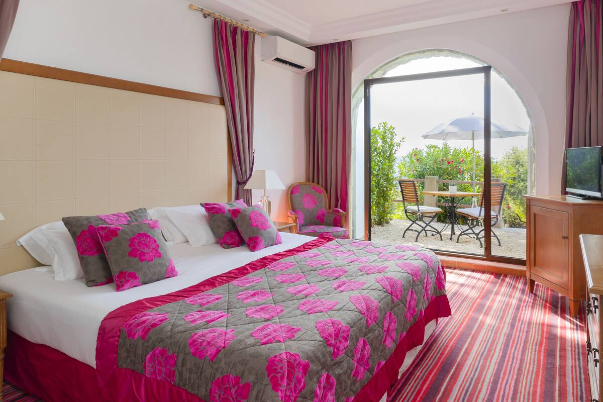 Minibar, in-room safe, free WiFi, bed sheets