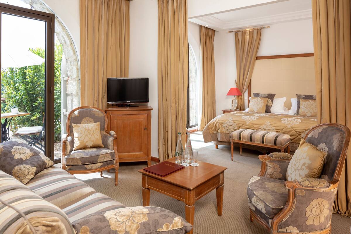 Junior Suite | Minibar, in-room safe, free WiFi, bed sheets