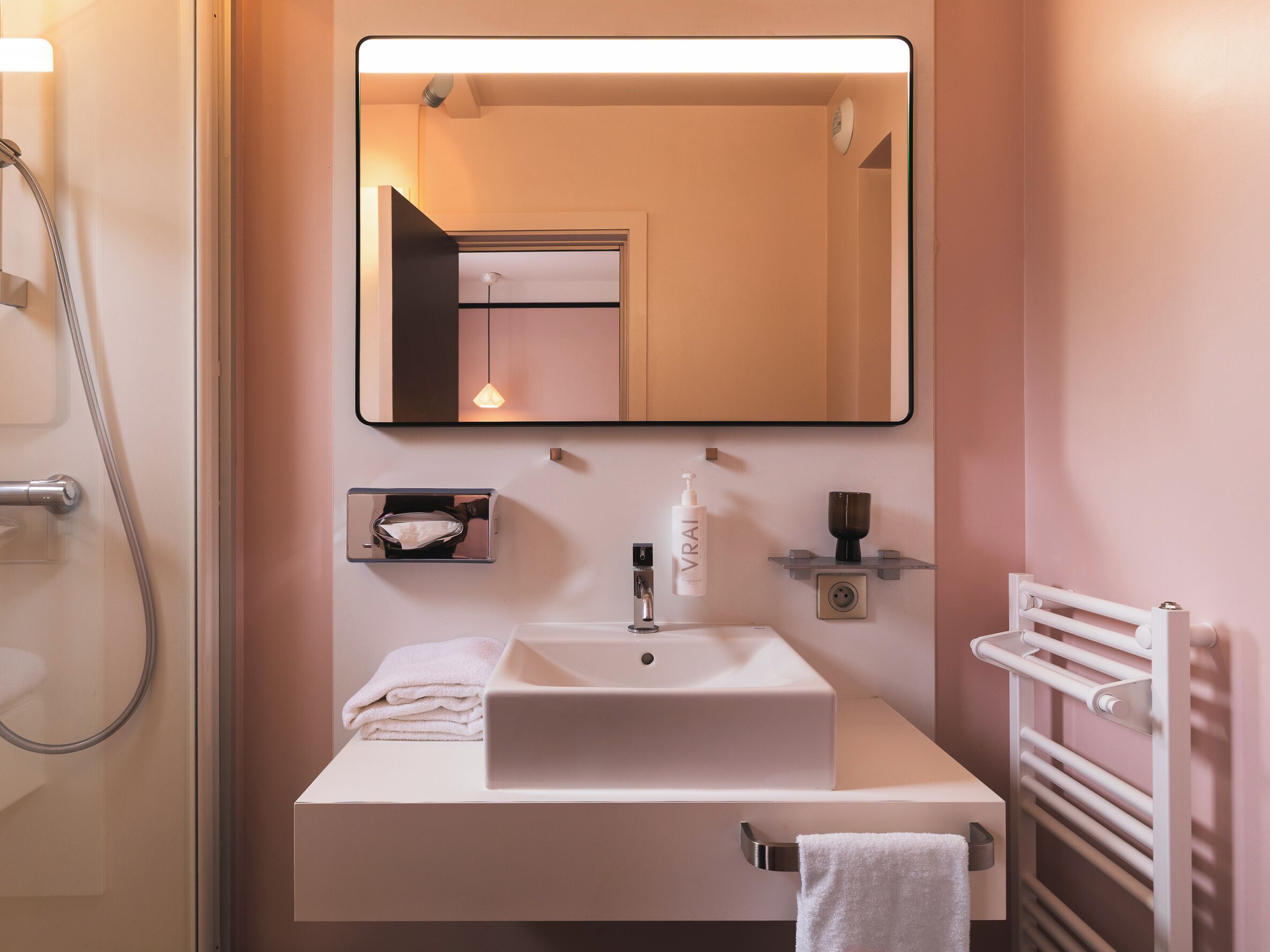 Chambre Supérieure, terrasse | Salle de bain | Sèche-cheveux, serviettes fournies, savon, shampoing