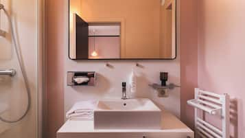 Chambre Supérieure, terrasse | Salle de bain | Sèche-cheveux, serviettes fournies, savon, shampoing