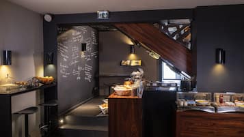 Desayuno buffet (EUR 15.90 por persona)
