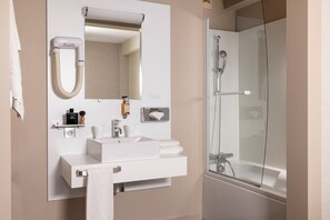 Standaard tweepersoonskamer | Badkamer | Een douche, een haardroger, handdoeken, shampoo