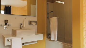 Chambre Standard Double | Salle de bain | Sèche-cheveux, serviettes fournies, savon, shampoing