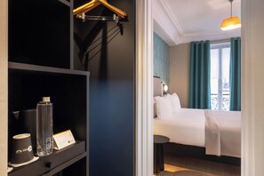 Habitación Prestigio | Ropa de cama de alta calidad, caja fuerte, escritorio y cortinas opacas