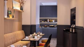 Café da manhã com buffet todos os dias (EUR 18 por pessoa)