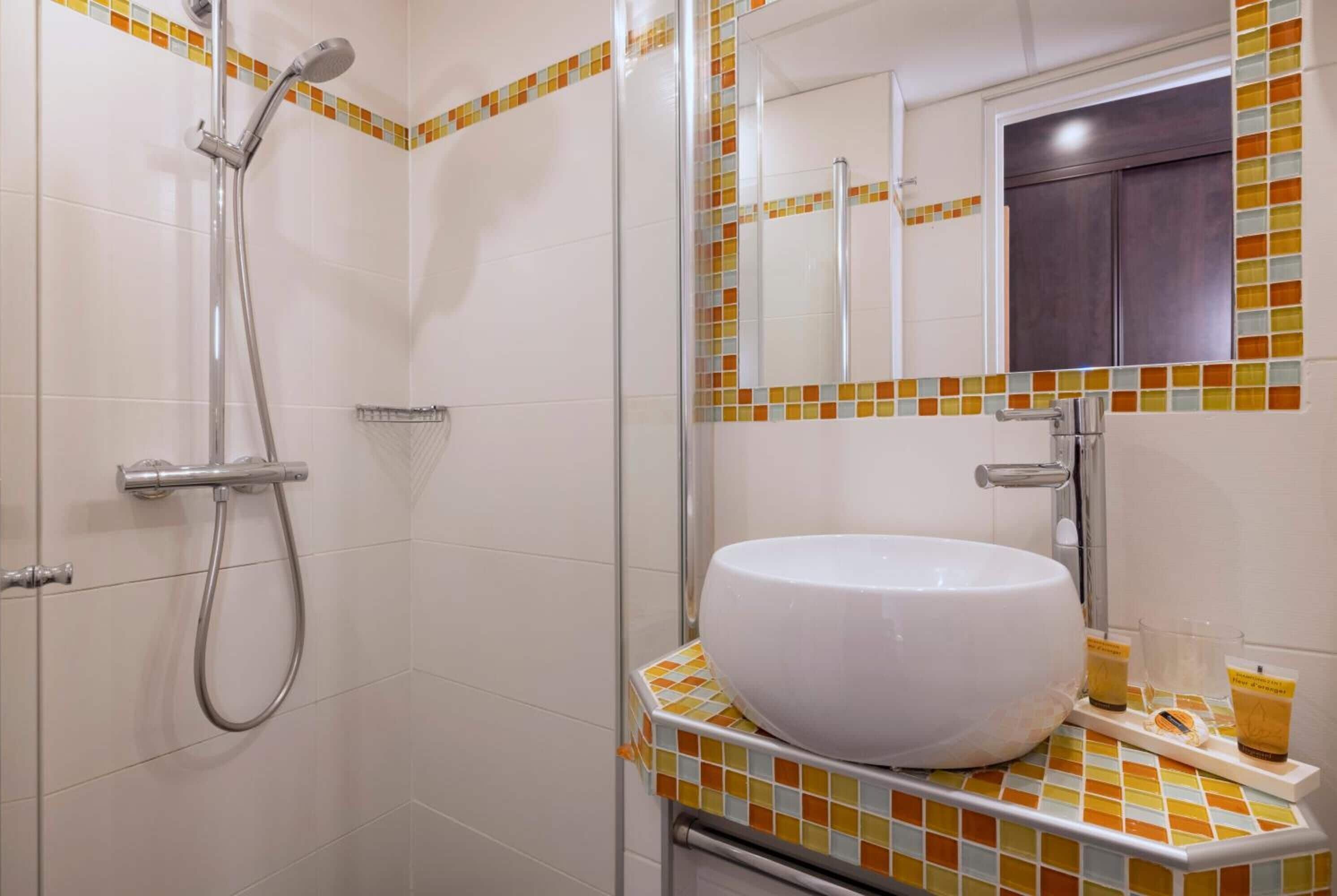 deluxe room | bathroom | free toiletries, hair dryer, slippers, towels